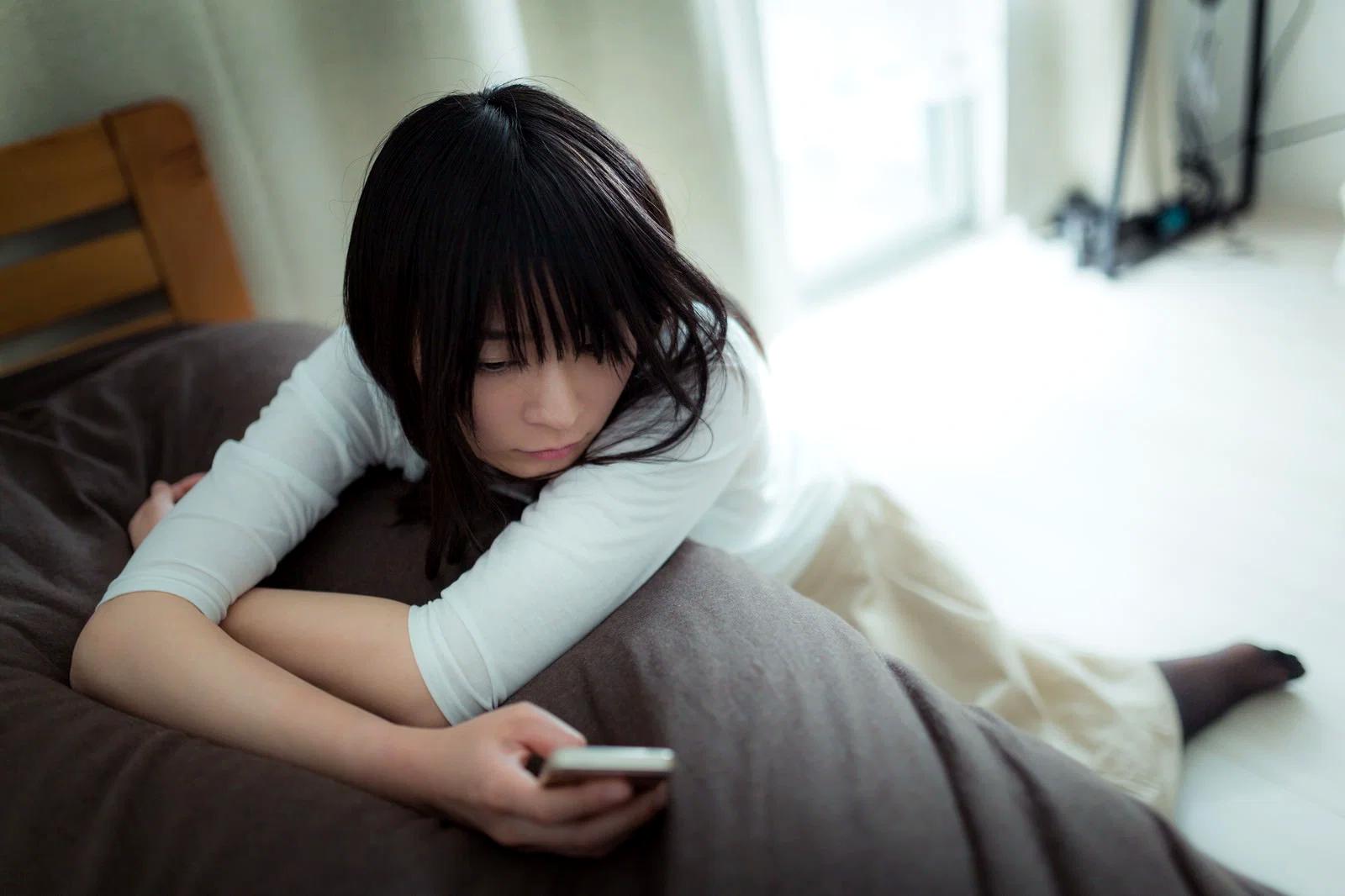 日常生活で疲れた表情の人物とその影響のイメージ