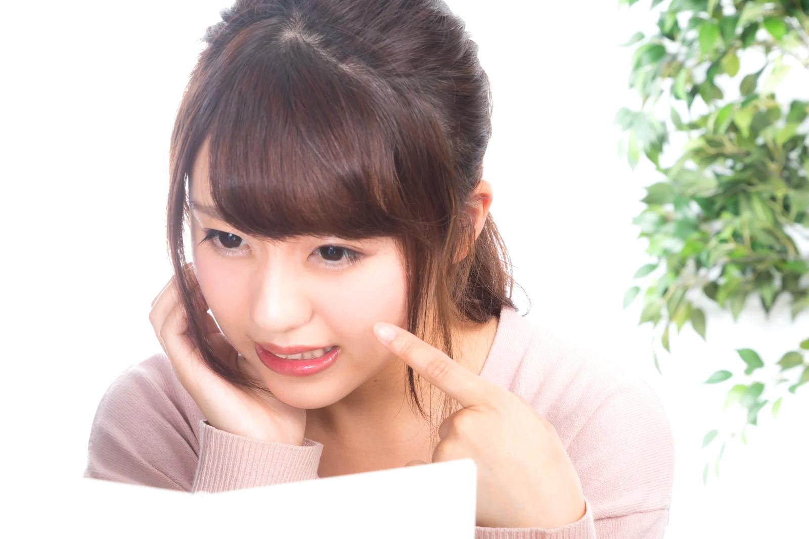 お金の不安と潜在意識のブロックに悩む女性のイメージ
