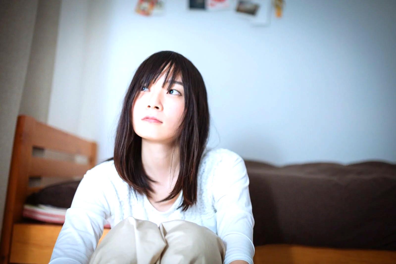人間関係に疲れ孤独を感じる女性のイメージ