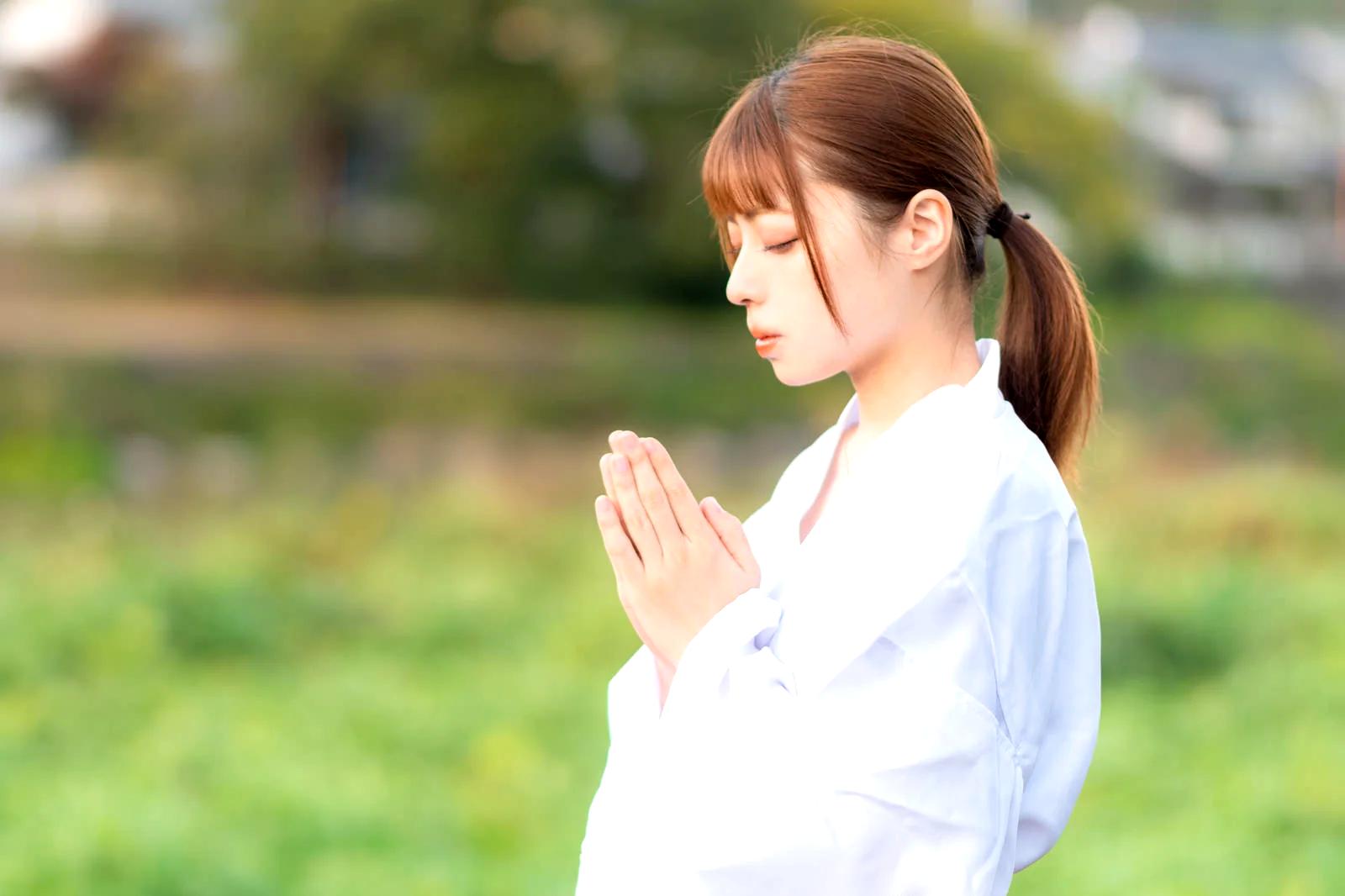 整理整頓された部屋と不要物を手放す静かな片付けの様子