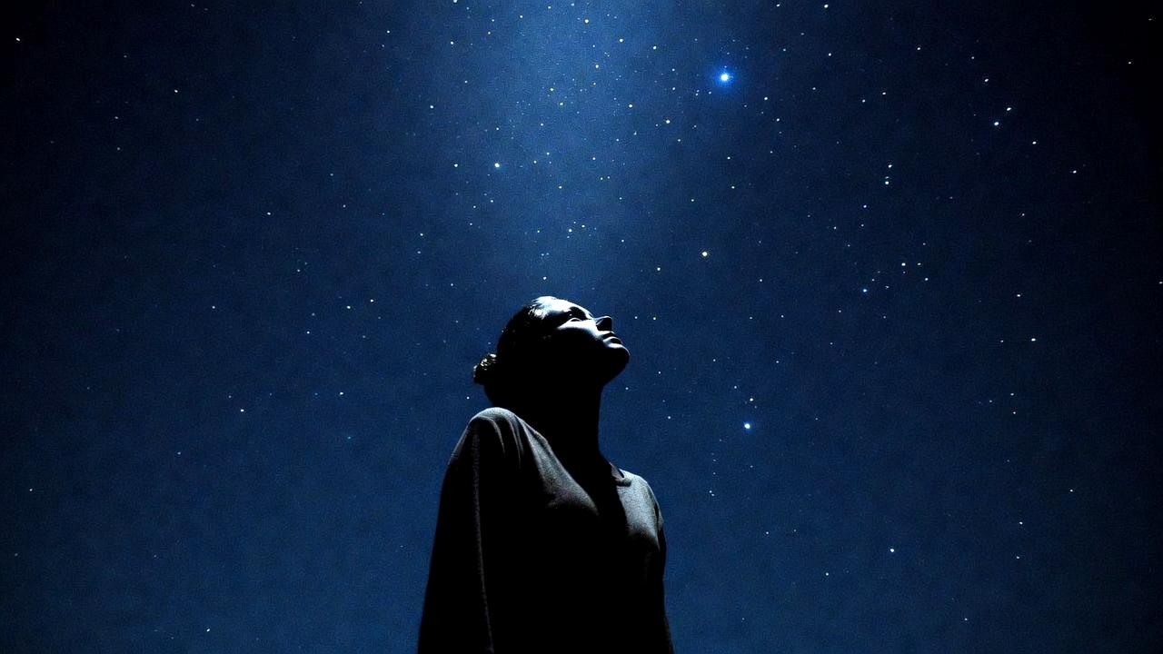 人混みの中で疲れを感じる繊細な感覚を表したスピリチュアルな情景