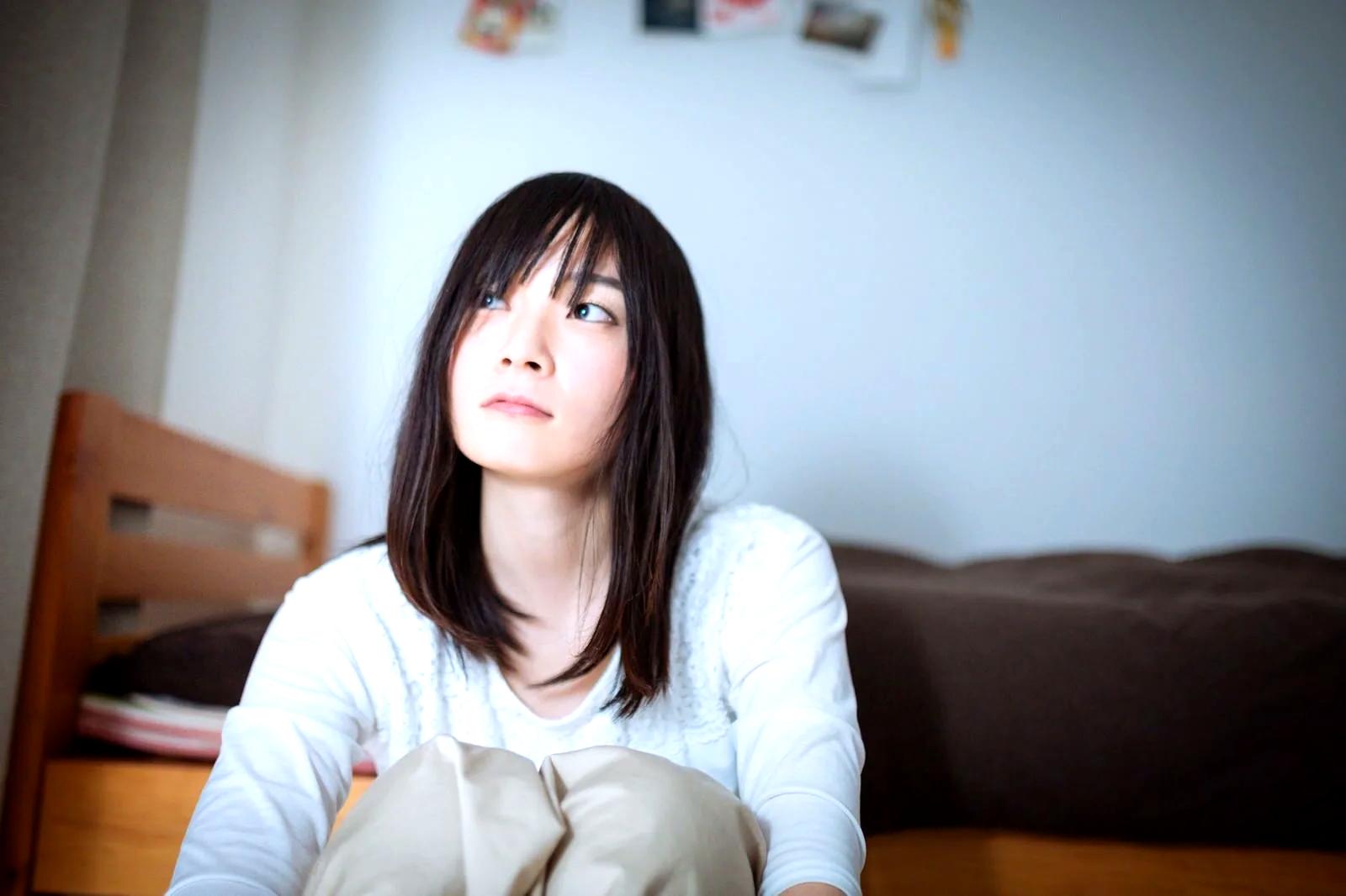 恋愛や職場で人間関係に悩む様子