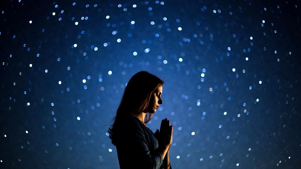 宇宙と地球の対比を描いたスピリチュアルな抽象イメージ