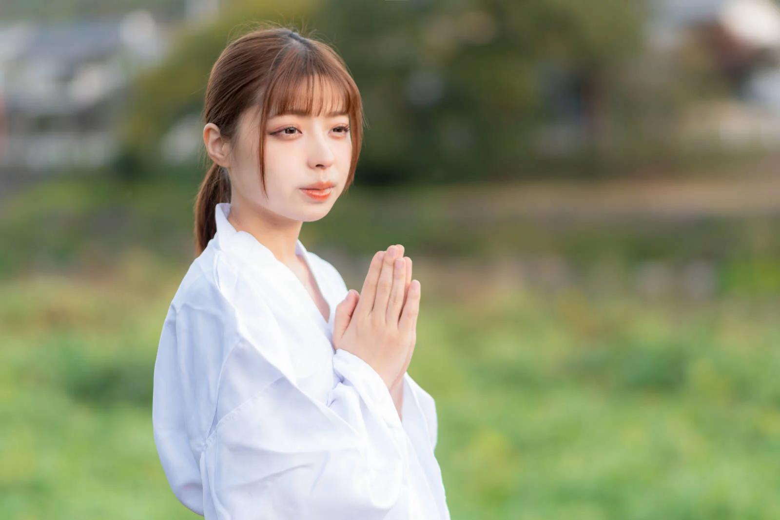 暗闇から光へと進む統合のプロセスを象徴する道のイメージ