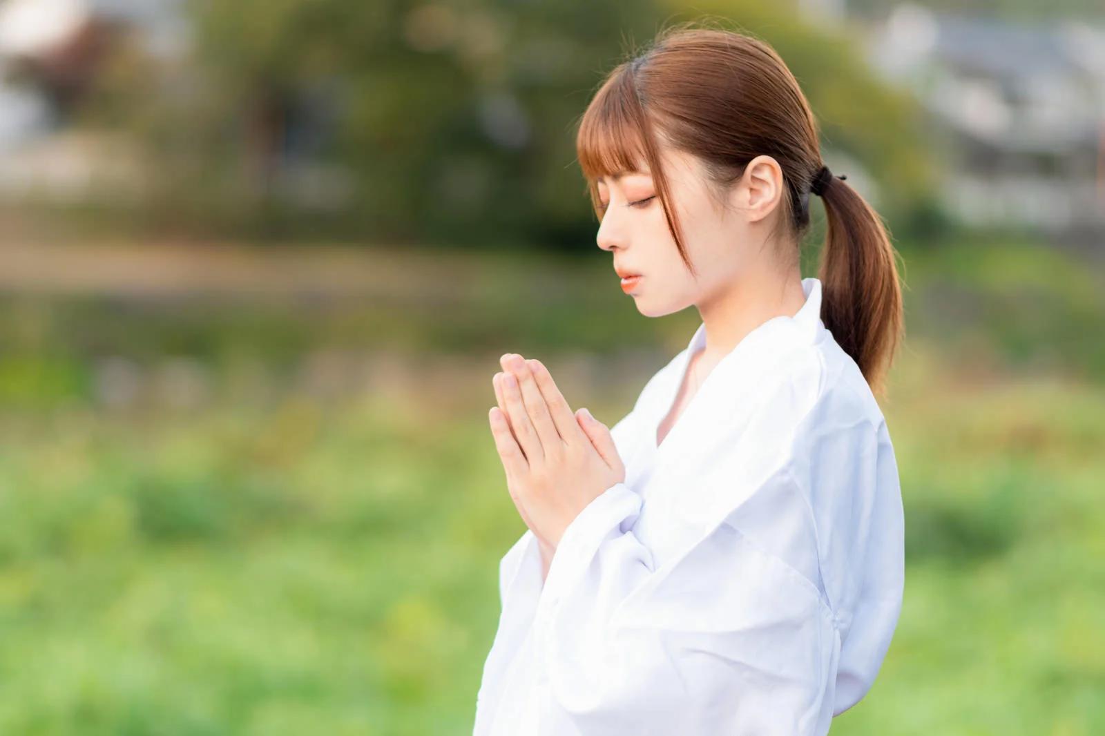 自己肯定感が高まり金運が静かに上昇していく象徴的な光のイメージ