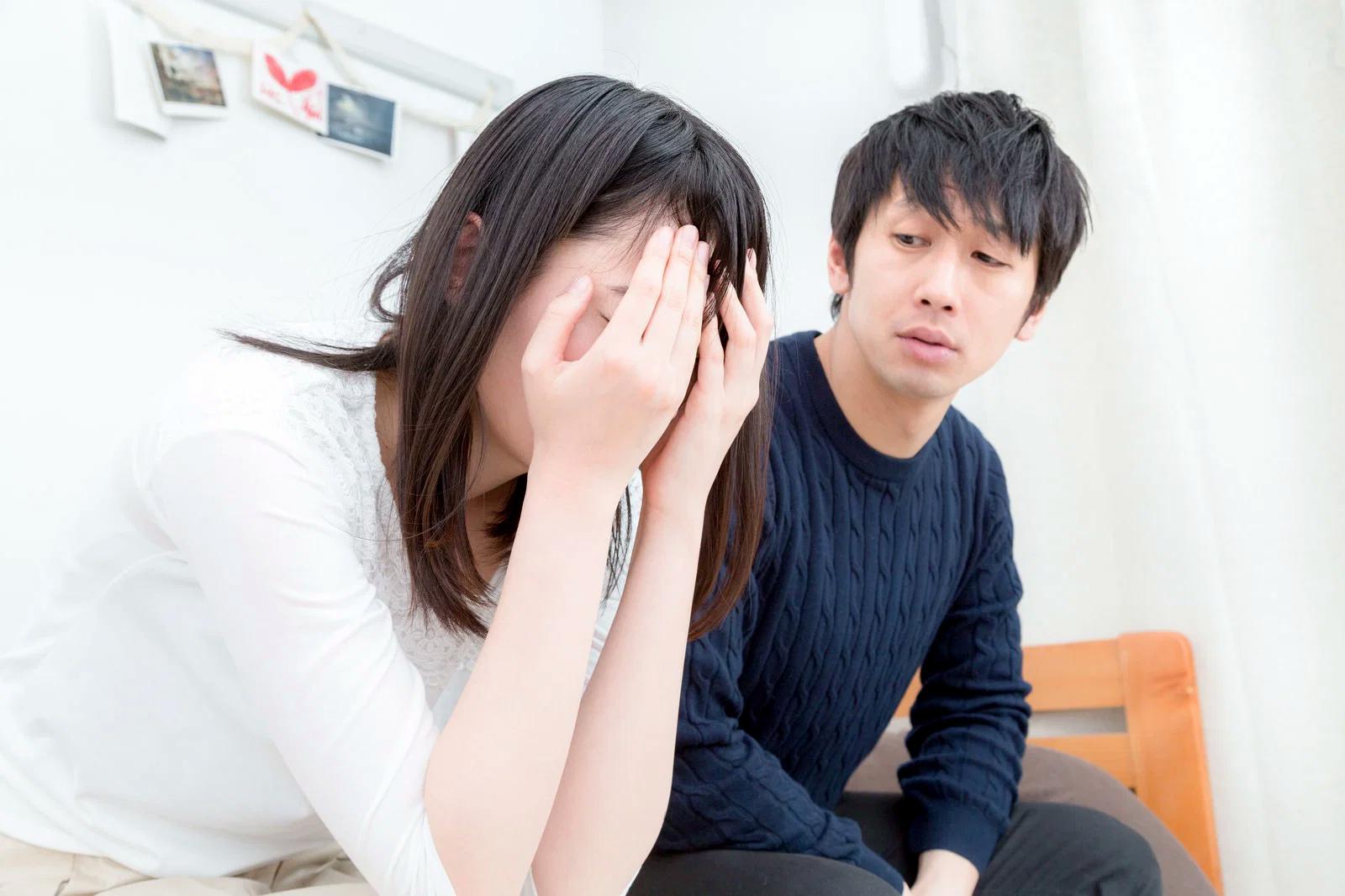 距離が生まれ始めるカップルの緊張した雰囲気