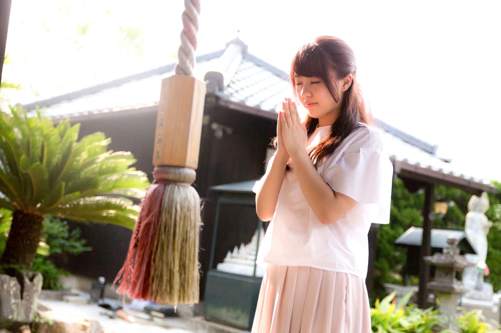 光を宿すオパールブレスレットの神秘的な輝きと意味