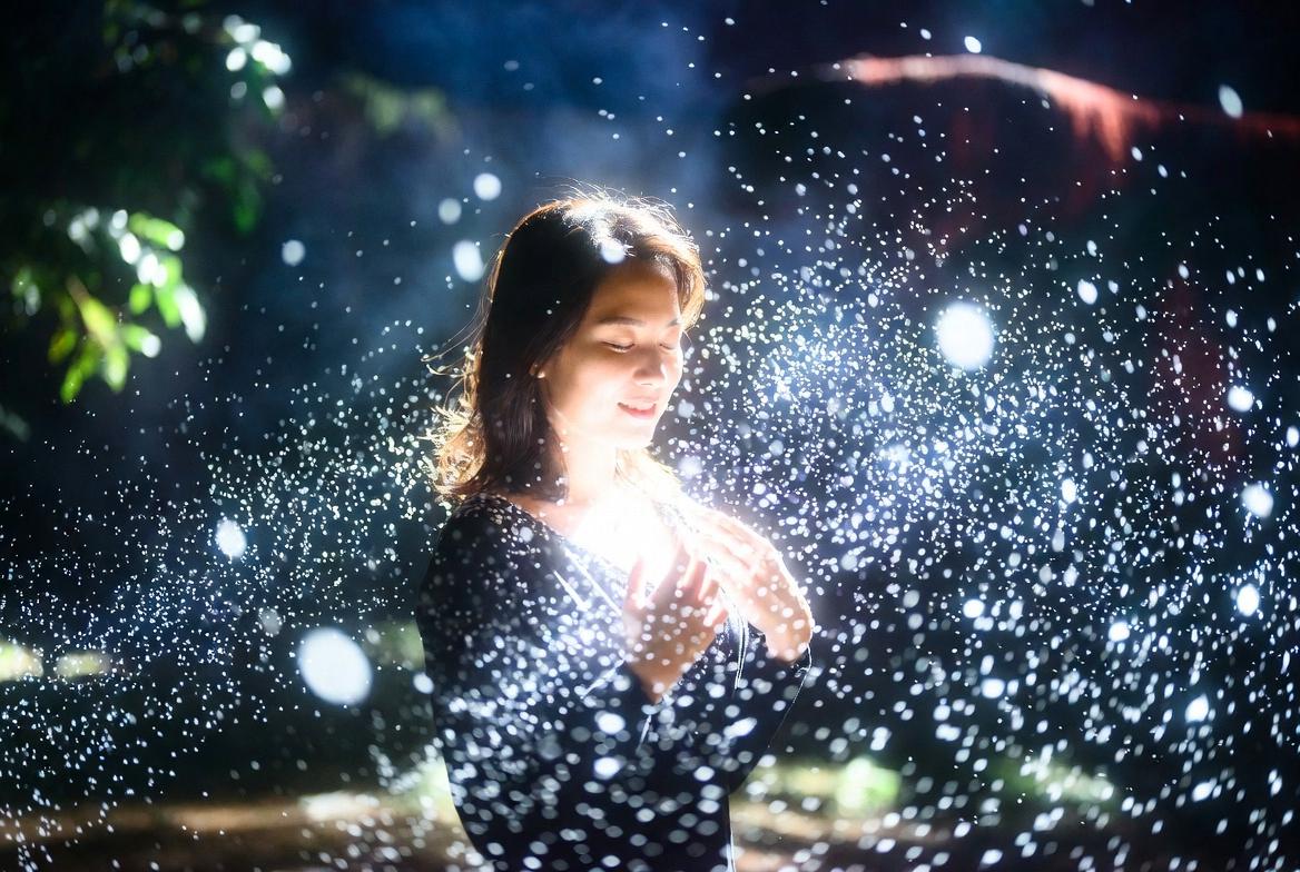 才能が開花し光に包まれるクリスタルチルドレンの未来的なイメージ