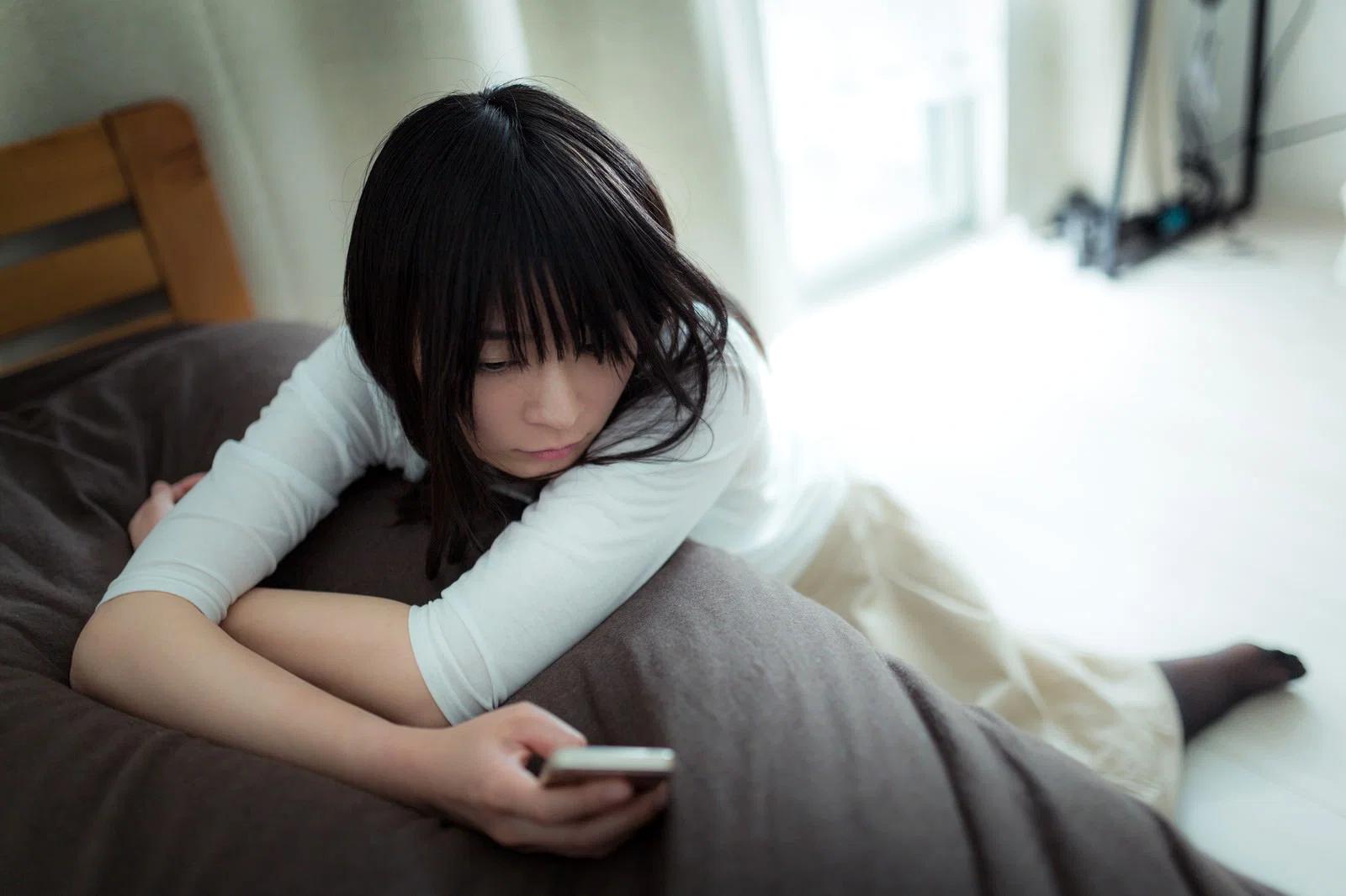 ツインレイ関係の中で生まれる執着と孤独感を象徴する静かな夜のイメージ