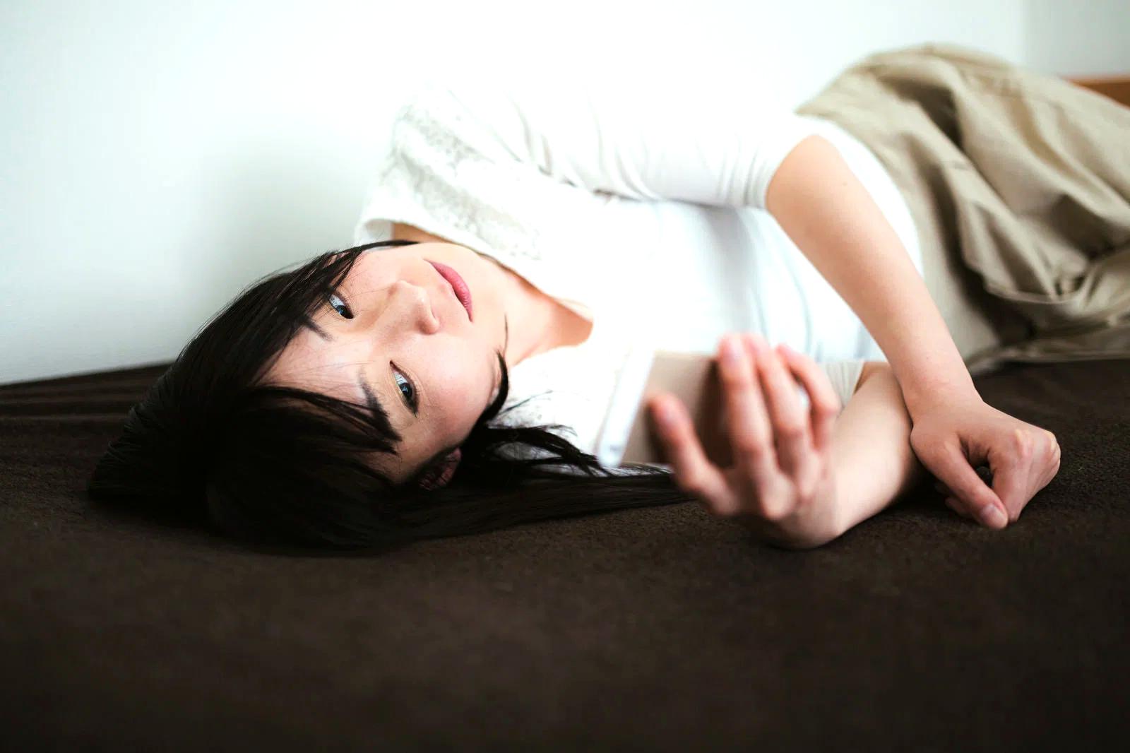 お金の不安に悩み、心が重く沈んでいる静かな夜のイメージ