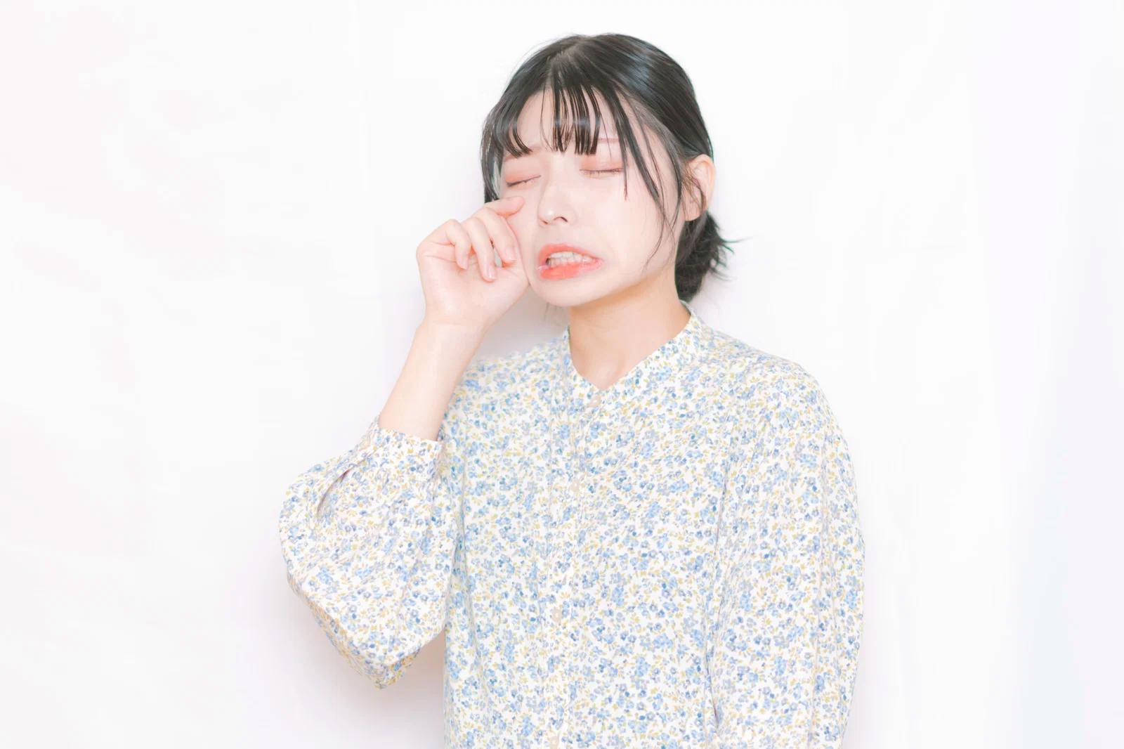 孤独な道を歩きながら成長する人物